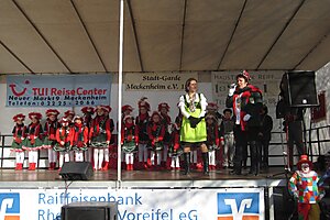 Merler Jecken feiern auf dem Dorfplatz