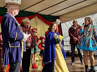 Karnevalistisches Treiben auf dem Merler Dorfplatz