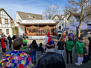 Karnevalistisches Treiben auf dem Merler Dorfplatz