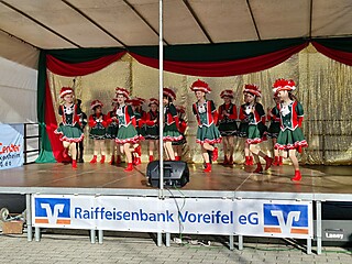 Karnevalistisches Treiben auf dem Merler Dorfplatz