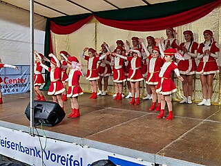 Karnevalistisches Treiben auf dem Merler Dorfplatz