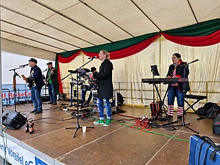 Karnevalistisches Treiben auf dem Merler Dorfplatz
