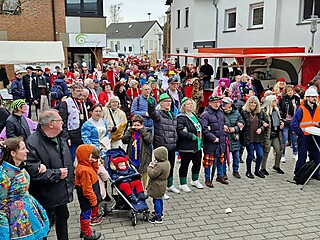Karnevalistisches Treiben auf dem Merler Dorfplatz