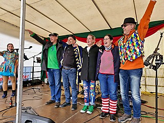 Karnevalistisches Treiben auf dem Merler Dorfplatz