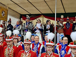 Karnevalistisches Treiben auf dem Merler Dorfplatz
