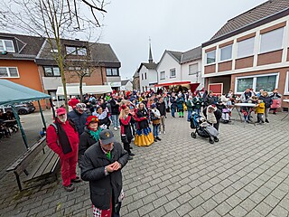 Karnevalistisches Treiben auf dem Merler Dorfplatz