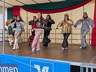 Karnevalistisches Treiben auf dem Merler Dorfplatz