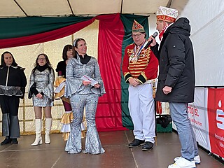 Karnevalistisches Treiben auf dem Merler Dorfplatz