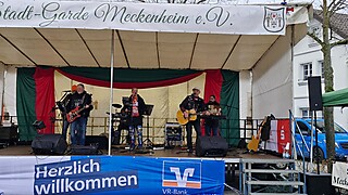 Karnevalistisches Treiben auf dem Merler Dorfplatz