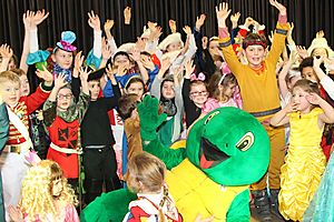 Kinderkarneval der Stadt-Garde:Tony die Schildkröte zu Besuch in Merl