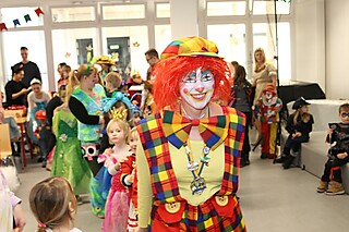 Clown Coco führt die Polonaise an!