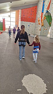 Die Kinder- und Jugendgruppe zu Besuch in der Kletterhalle