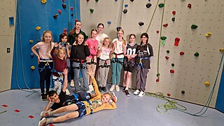 Die Kinder- und Jugendgruppe zu Besuch in der Kletterhalle