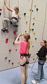 Die Kinder- und Jugendgruppe zu Besuch in der Kletterhalle