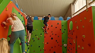 Die Kinder- und Jugendgruppe zu Besuch in der Kletterhalle
