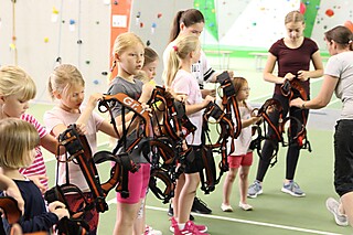 Stadt-Garde Kinder in der Kletterhalle