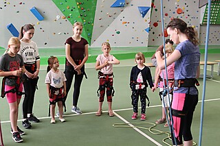 Stadt-Garde Kinder in der Kletterhalle