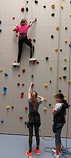 Die Kinder- und Jugendgruppe zu Besuch in der Kletterhalle