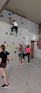 Die Kinder- und Jugendgruppe zu Besuch in der Kletterhalle