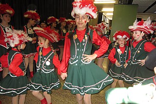 Weiberfastnacht unterwegs mit der Stadt-Garde