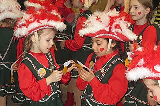 Weiberfastnacht unterwegs mit der Stadt-Garde