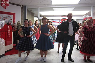 Weiberfastnacht unterwegs mit der Stadt-Garde