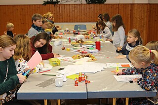 Nikolaus und Saskia I. zu Besuch bei den Stadt-Garde Kindern