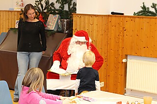 Nikolaus und Saskia I. zu Besuch bei den Stadt-Garde Kindern