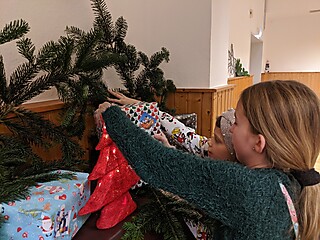 Nikolaus und Saskia I. zu Besuch bei den Stadt-Garde Kindern